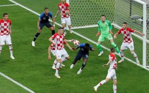 VAR và luật chạm tay khiến bàn thắng bị hủy