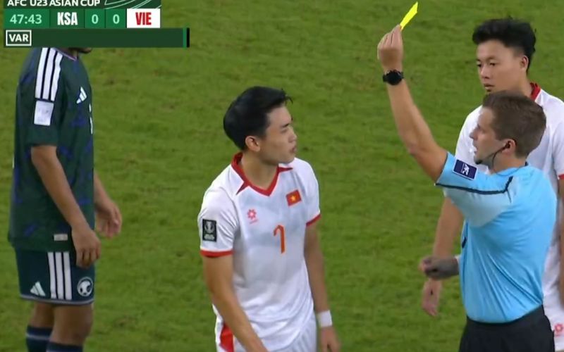 Ý nghĩa và mức phạt của luật thẻ vàng trong bóng đá
