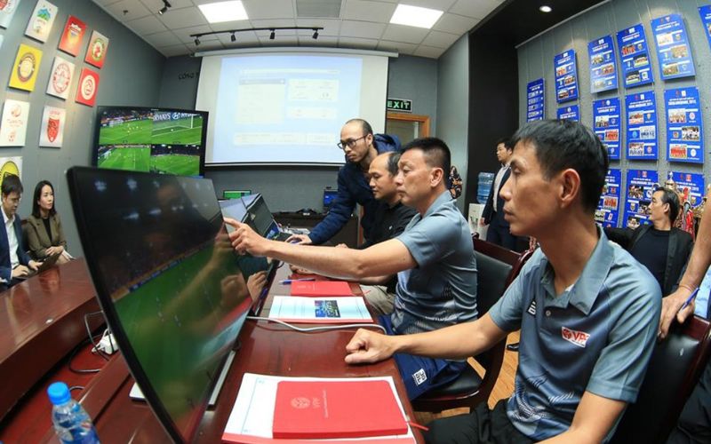 Cách công nghệ VAR ảnh hưởng bóng đá hiện đại